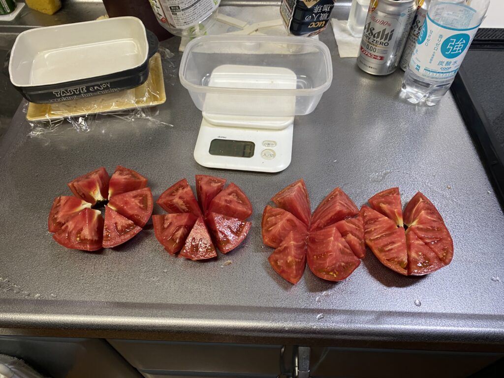 大きいトマトを12等分にカットした画像