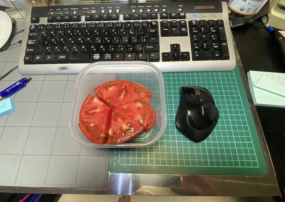 トマトを12等分にカットして容器に入れた画像