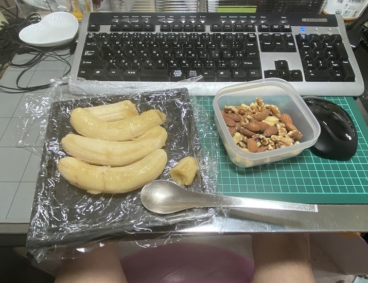 ミックスナッツと、解凍した冷凍バナナの朝ごはんの画像。