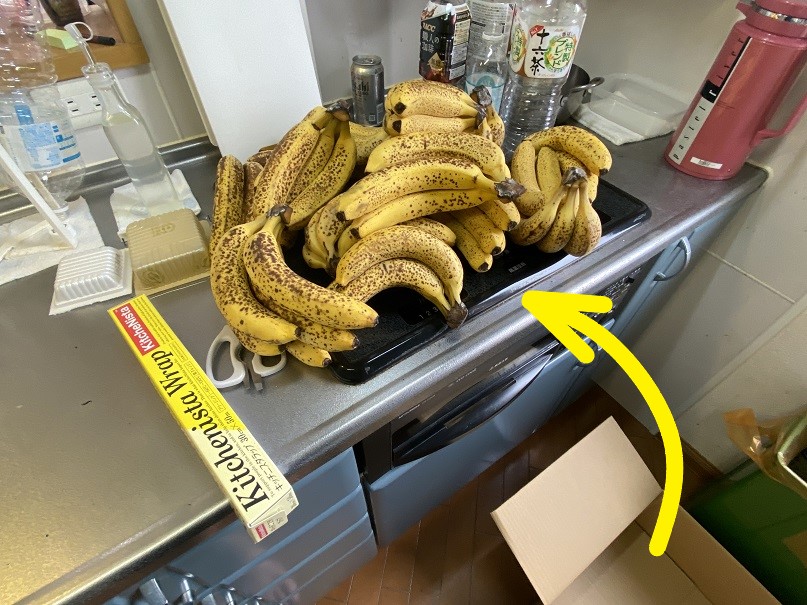 段ボールから、キッチン台へ移動した大量の半額バナナ