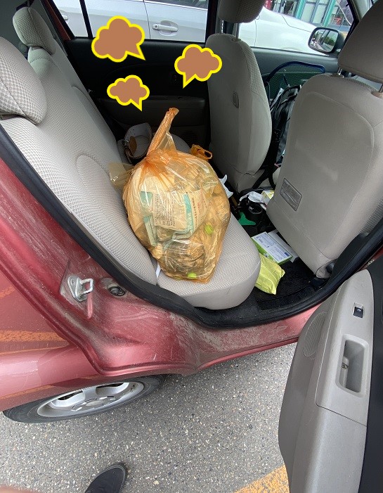 朝の出勤時に出すのを忘れたゴミ袋が車中で異臭を出す画像