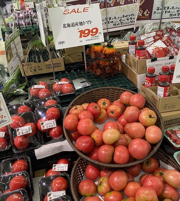 とても値段が高いトマト売り場