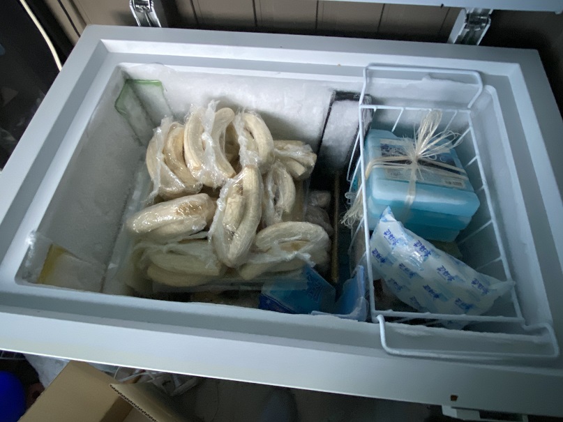 冷凍バナナでいっぱいの冷凍庫