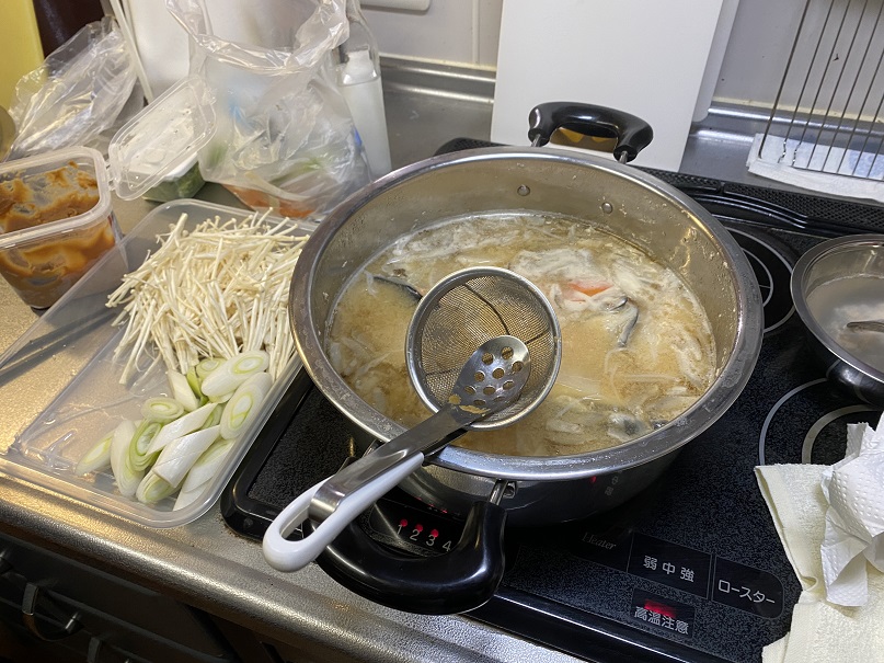 調理中の鮭鍋