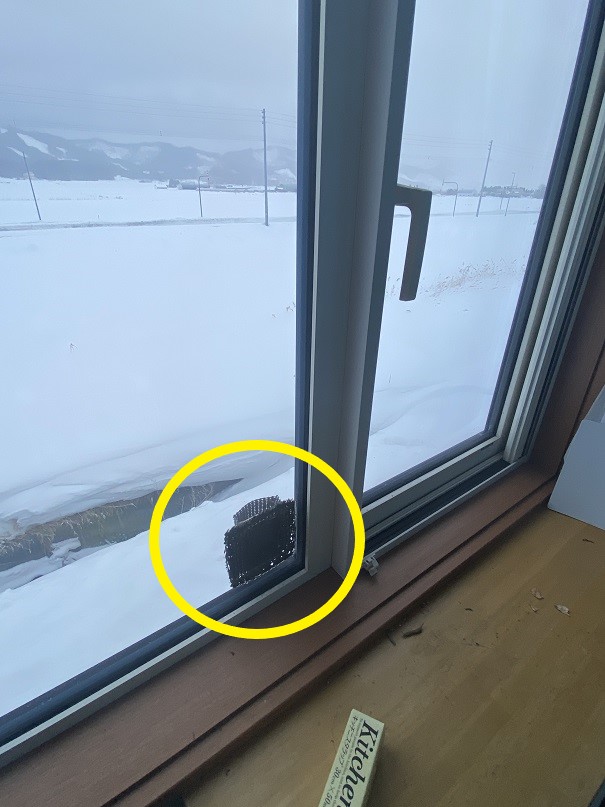 窓の外に取り付けた記録温度計