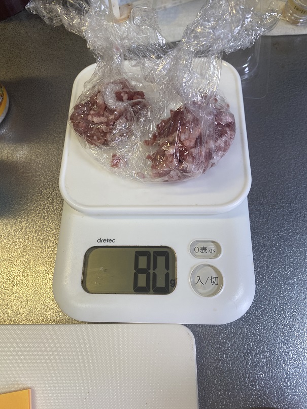 豚ひき肉の計量