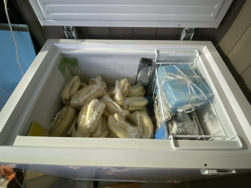 冷凍庫いっぱいの冷凍バナナ