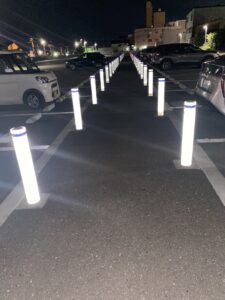 市民プールの駐車場の夜の写真