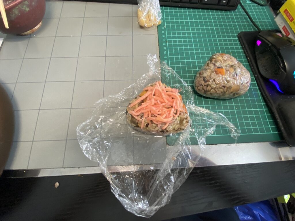朝ご飯を少し食べて残りをおにぎりに