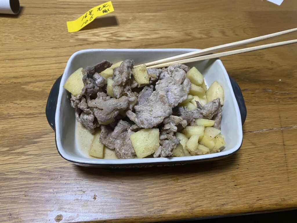 豚もも肉とリンゴの料理