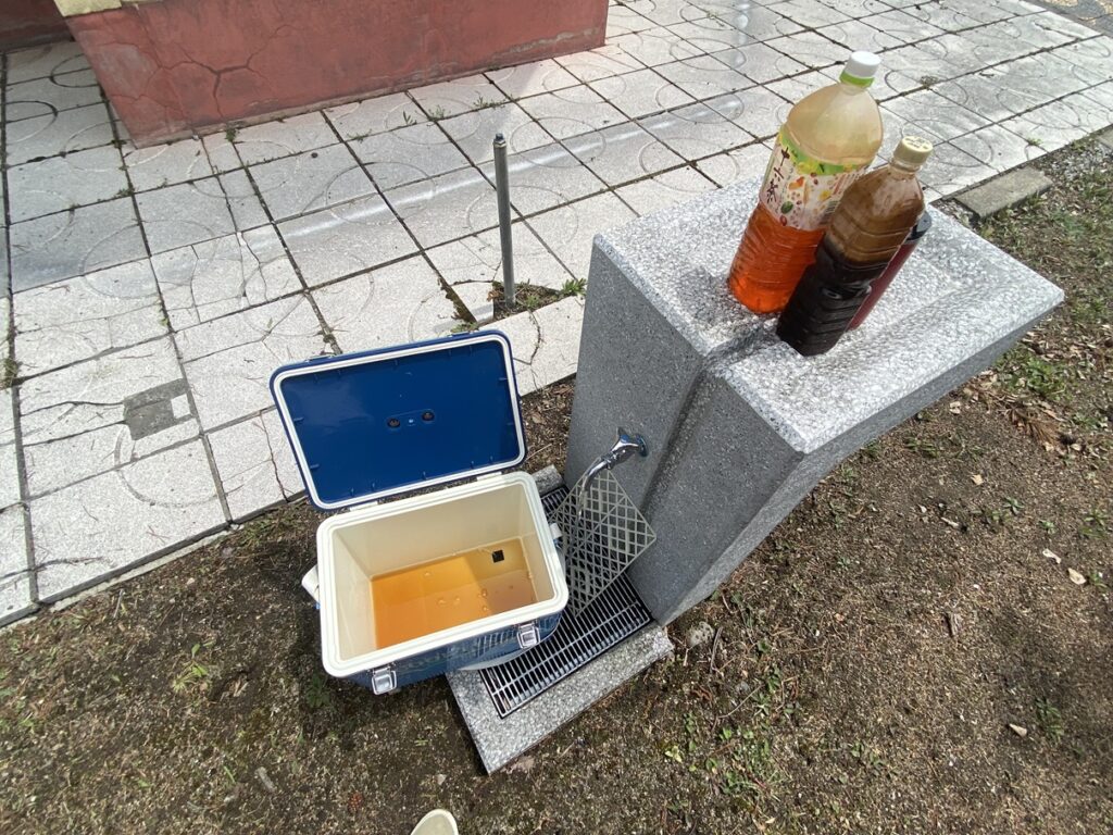 コーヒーまみれになったクーラーボックス。