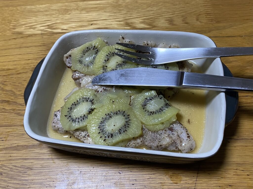 豚肉とキウイの料理