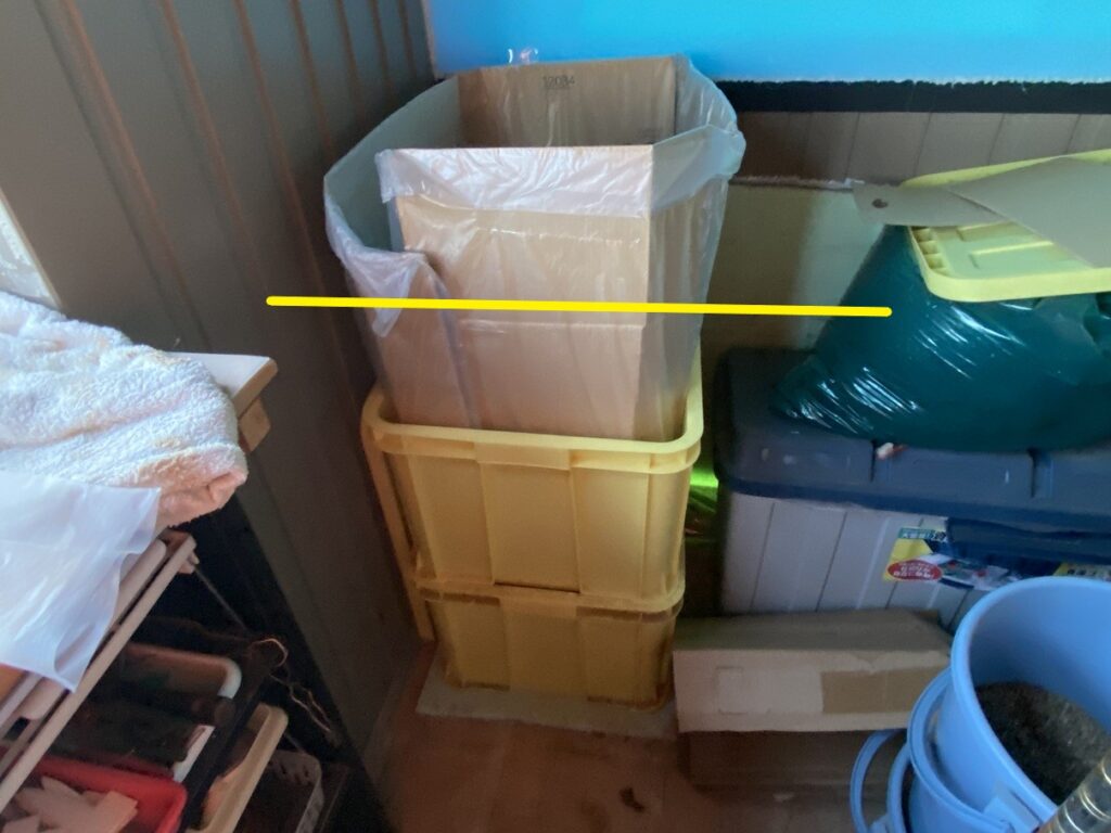 段ボールを組み合わせて内側に45Lのごみ袋をセットし、防水仕様にした黄色いコンテナ。落ち葉をたっぷり入れるための工夫が施されている。