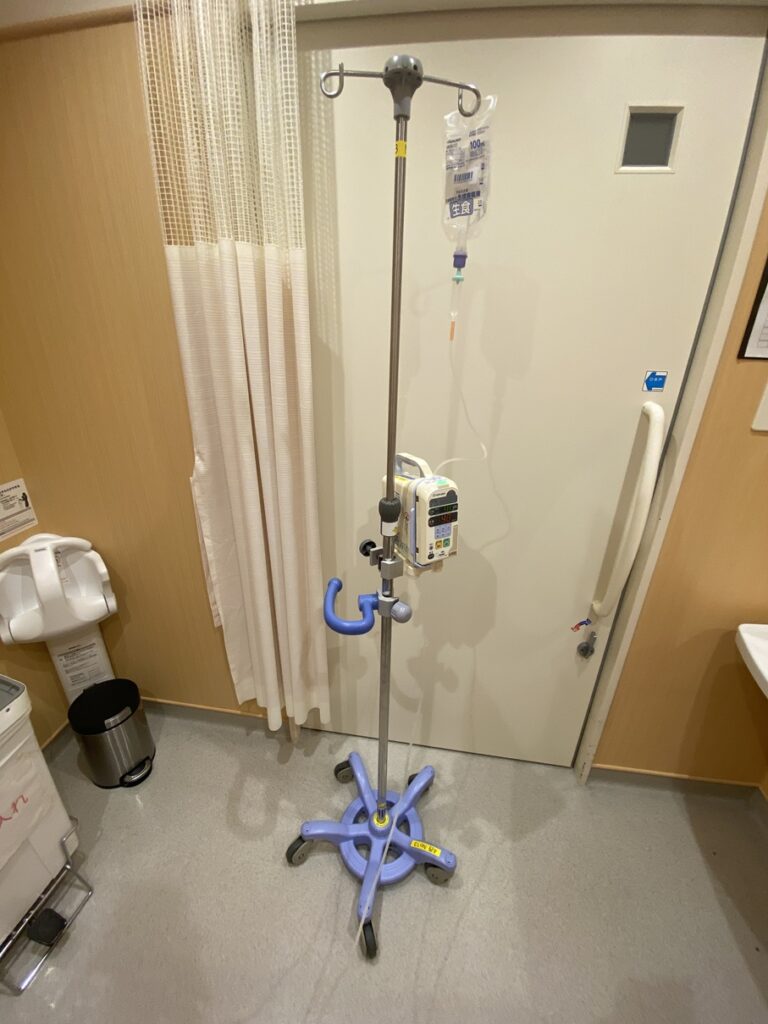 「病室の片隅に立つ点滴スタンド。昨夜まで共に過ごした相棒のような存在で、朝になってついにお別れした瞬間を撮影。