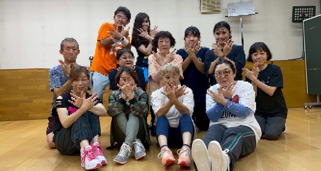 楽しいZUMBAダンスエクササイズの集合ショット｜初心者からシニアまで参加できる人気のフィットネスサークル