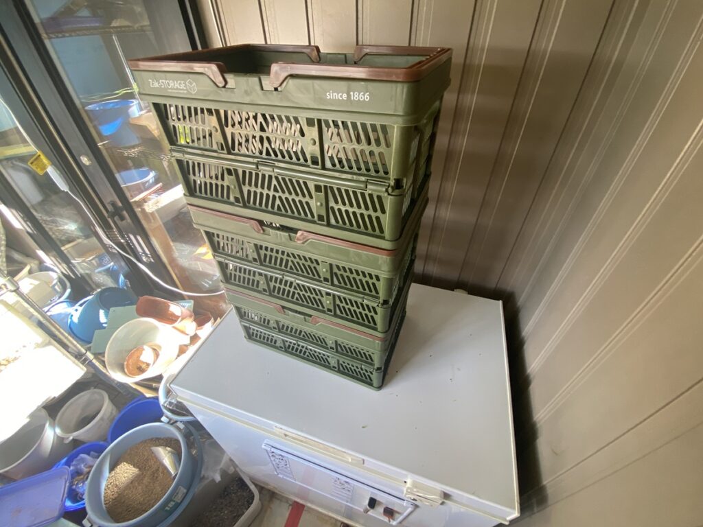 Zak-Storageの折りたたみコンテナを4段に積み重ねた状態。冷凍庫の上に設置され、屋内での省スペース収納を実現している。