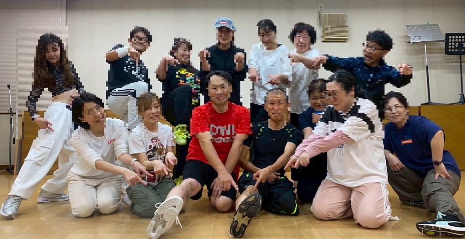 ZUMBAサークルの仲間たちと記念撮影。笑顔でポーズを決めるメンバーたちが、楽しく汗を流した後の充実感を感じさせる