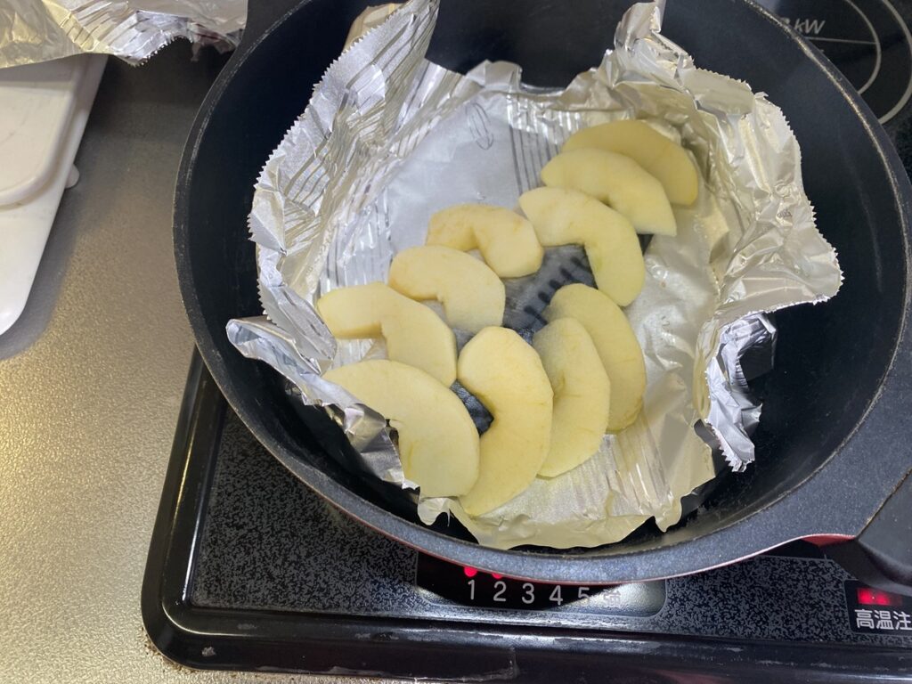 塩サバとリンゴの料理