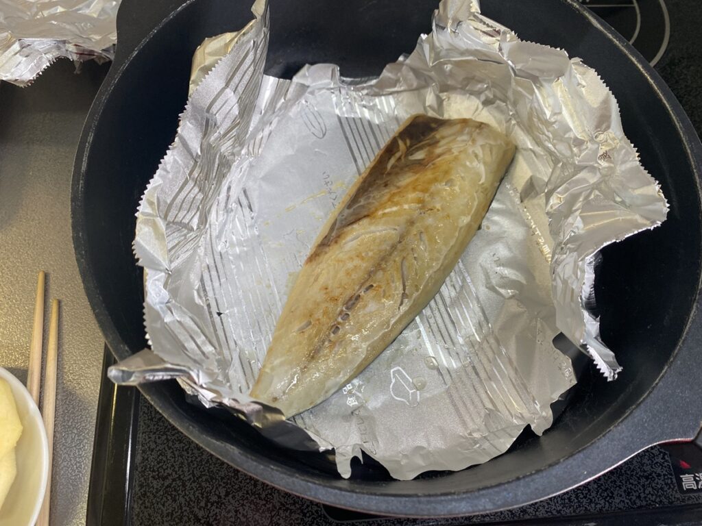塩サバとリンゴの料理