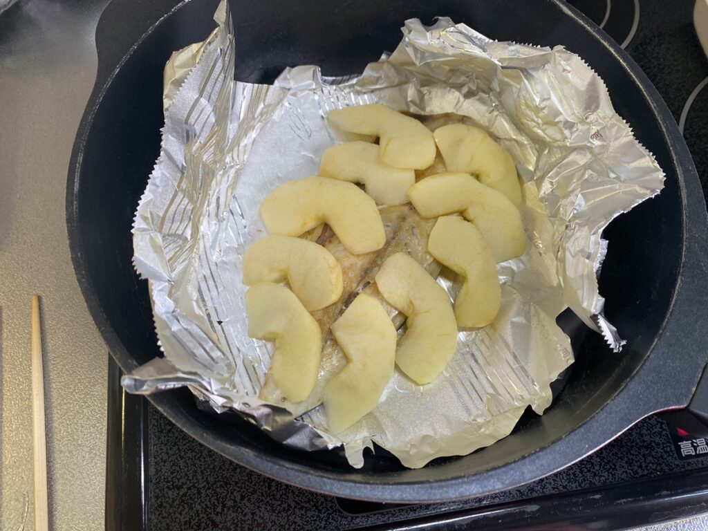 塩サバとリンゴの料理
