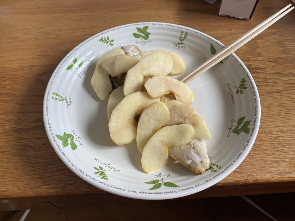 塩サバとリンゴの料理