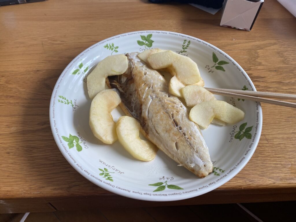 塩サバとリンゴの料理
