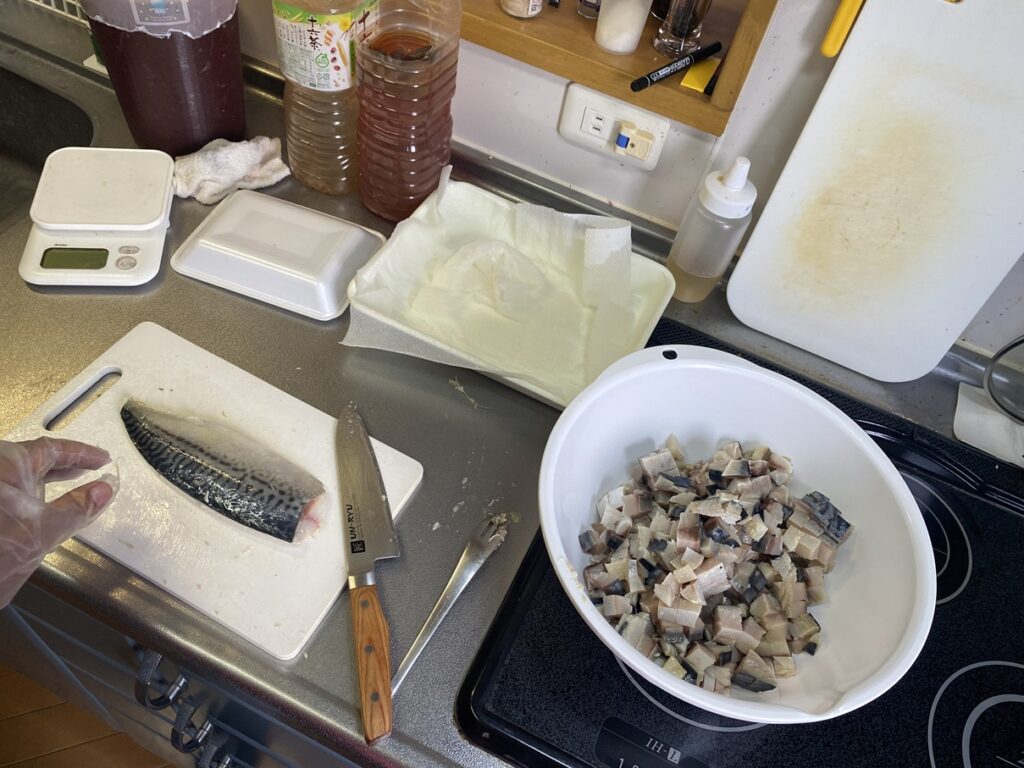 塩サバの小分け作業