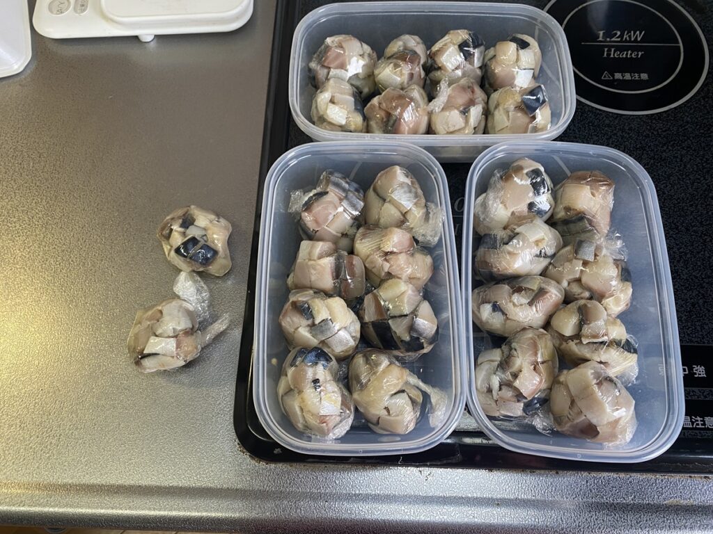塩サバの小分け作業