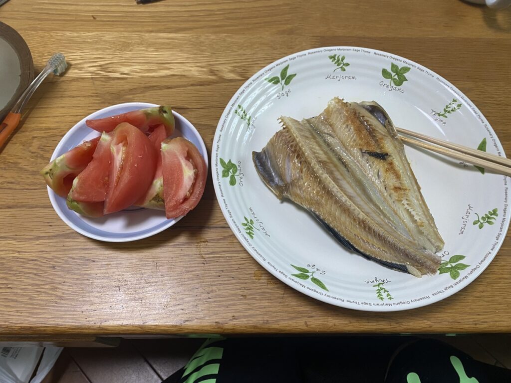 ホッケの開きとトマト