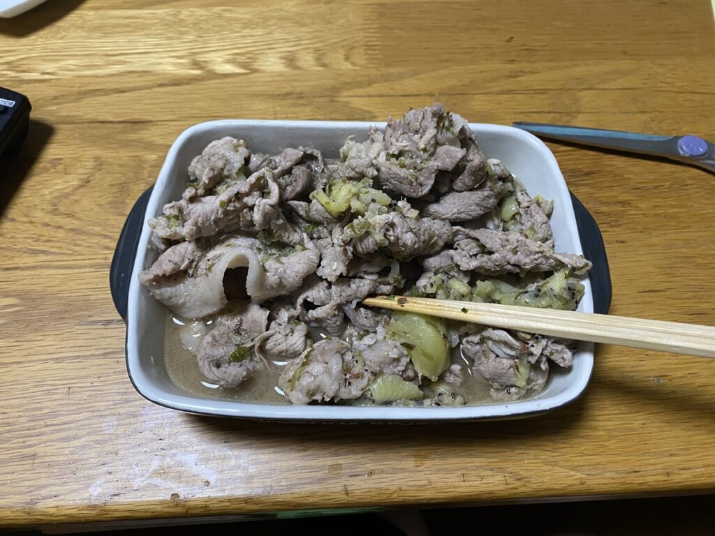豚小間肉とキウイ