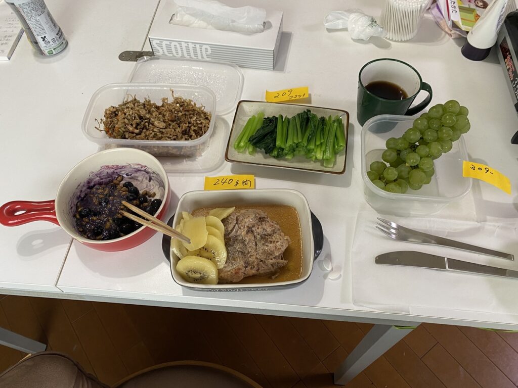 お昼の豪華で栄養バランスのいい食卓