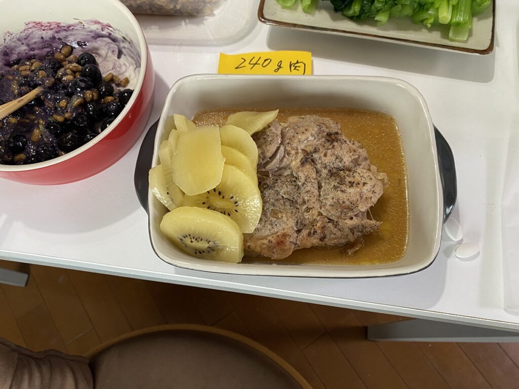 鶏もも肉とキウイの料理