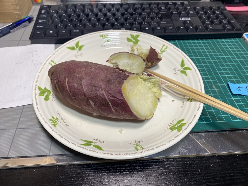 電子レンジで加熱した大きなサツマイモ