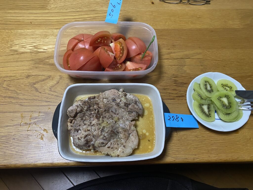 鶏もも肉の黒酢ソテーとトマト・キウイのヘルシー食卓|高たんぱく低カロリーなダイエットメニュー