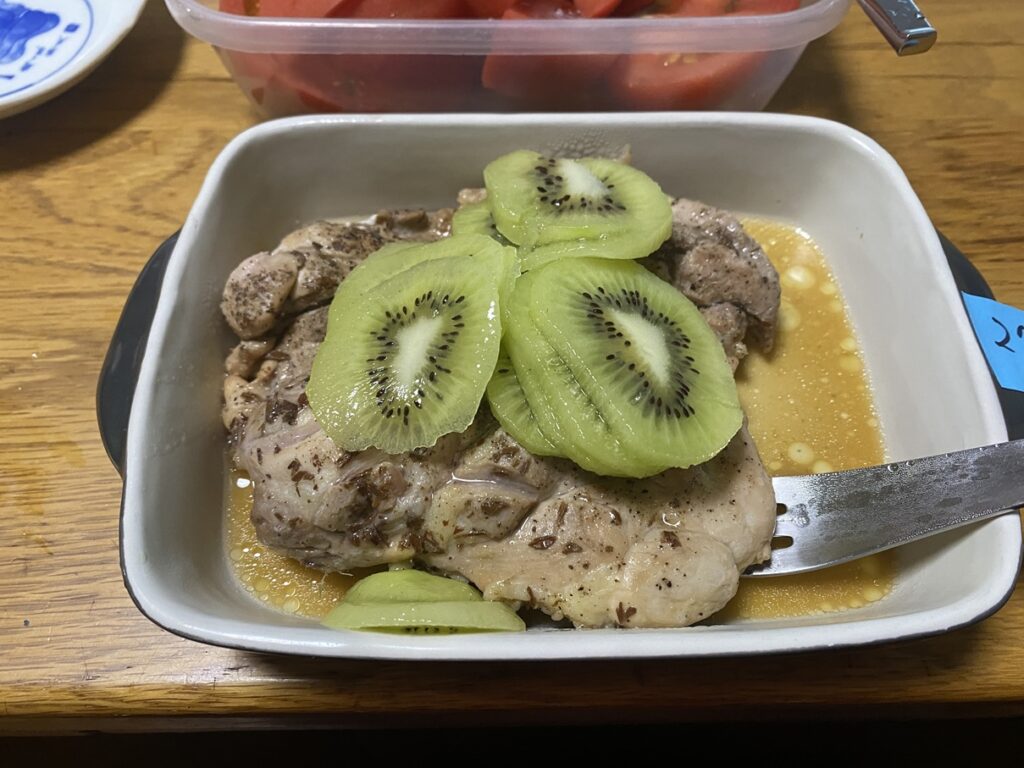 鶏もも肉の黒酢煮込み|塩胡椒・シナモンスティック・おろし生姜・かつおだしで仕上げ、キウイを添えたヘルシーレシピ