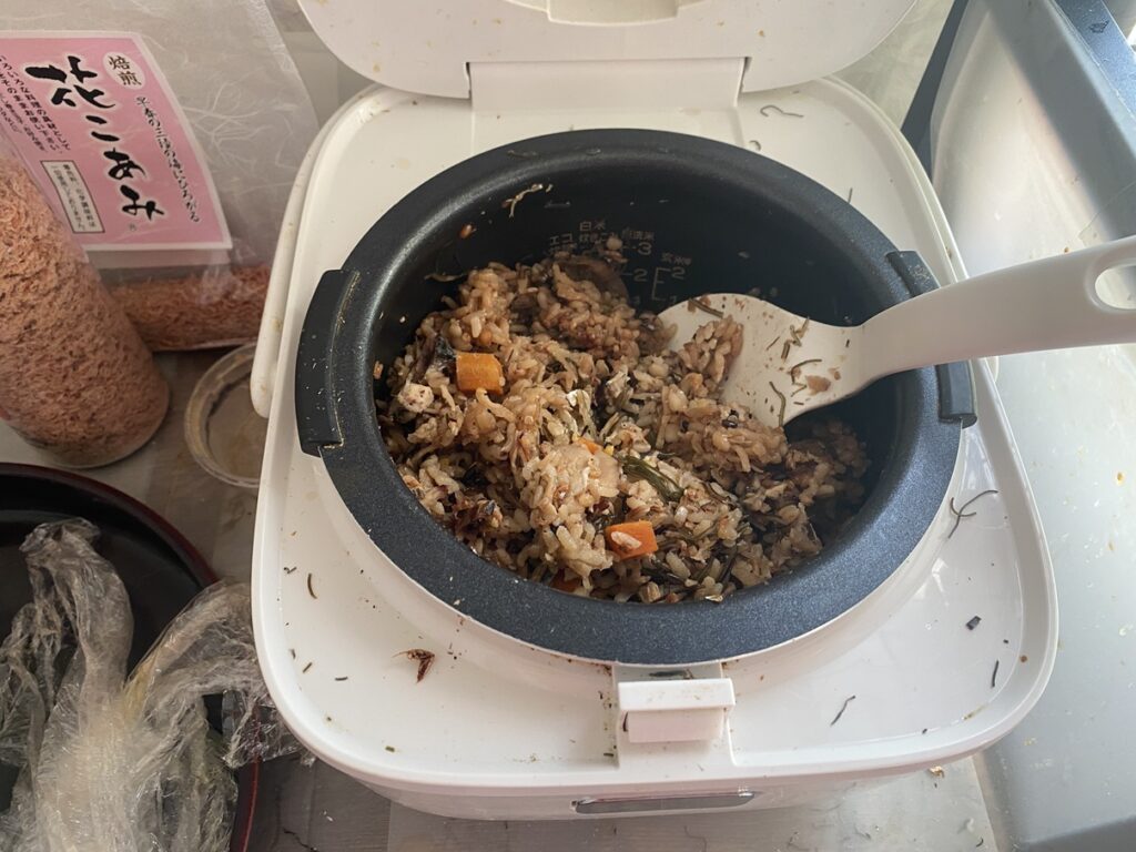 炊飯器に残った発芽玄米と雑穀の混ぜ込みご飯。人参、昆布、切り干し大根、塩サバなどを加えた具だくさんの健康ご飯で、茶碗4杯分の朝食量。食物繊維・カルシウム・たんぱく質がバランスよく摂れる「4毒抜き」健康食メニュー。
