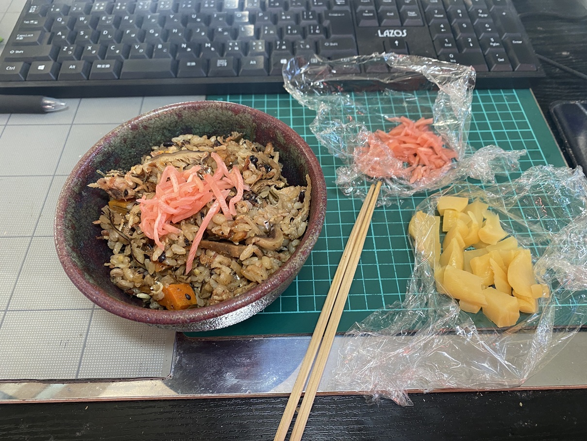 発芽玄米と雑穀を炊き込んだ混ぜご飯に、紅生姜を添えた和食の一膳。 付け合わせには天日干したくあんが並び、食物繊維と乳酸菌が豊富な腸活メニュー。 彩りも良く、減塩・低脂質を意識した健康的な家庭の朝ごはん。