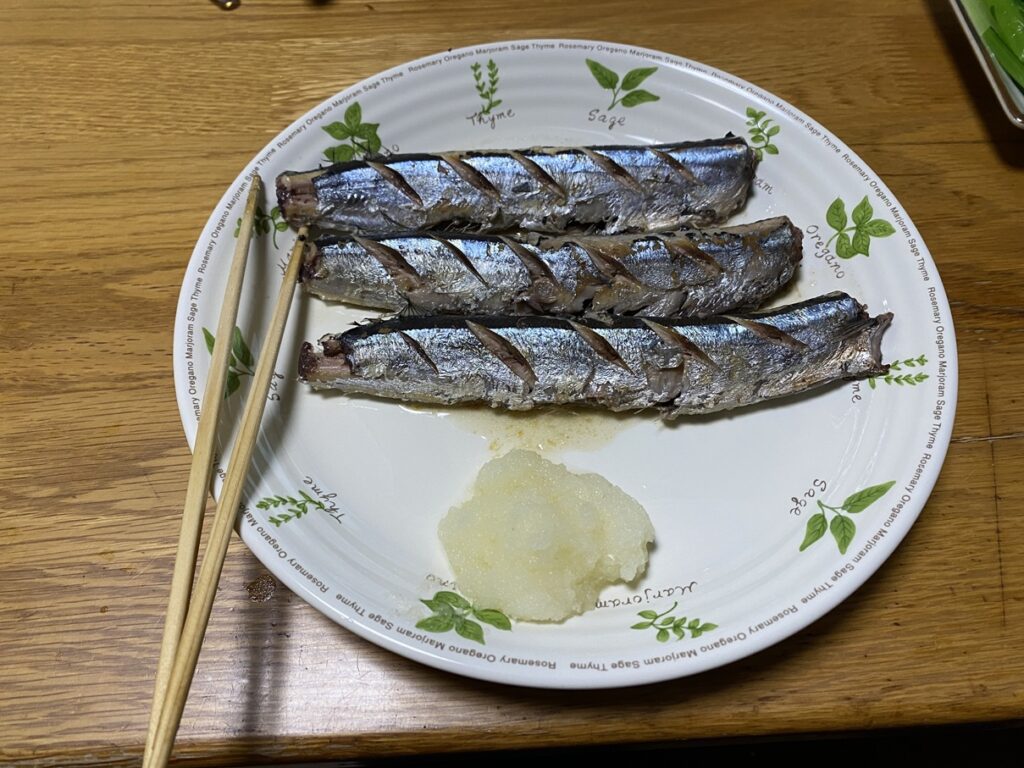 香ばしく焼き上げたサンマに、大根おろしを添えた秋の定番和食。EPA・DHAが豊富なサンマと、消化を助ける大根おろしの組み合わせで、脂質バランスを整える健康メニュー。減量中でも満足感のある一皿。