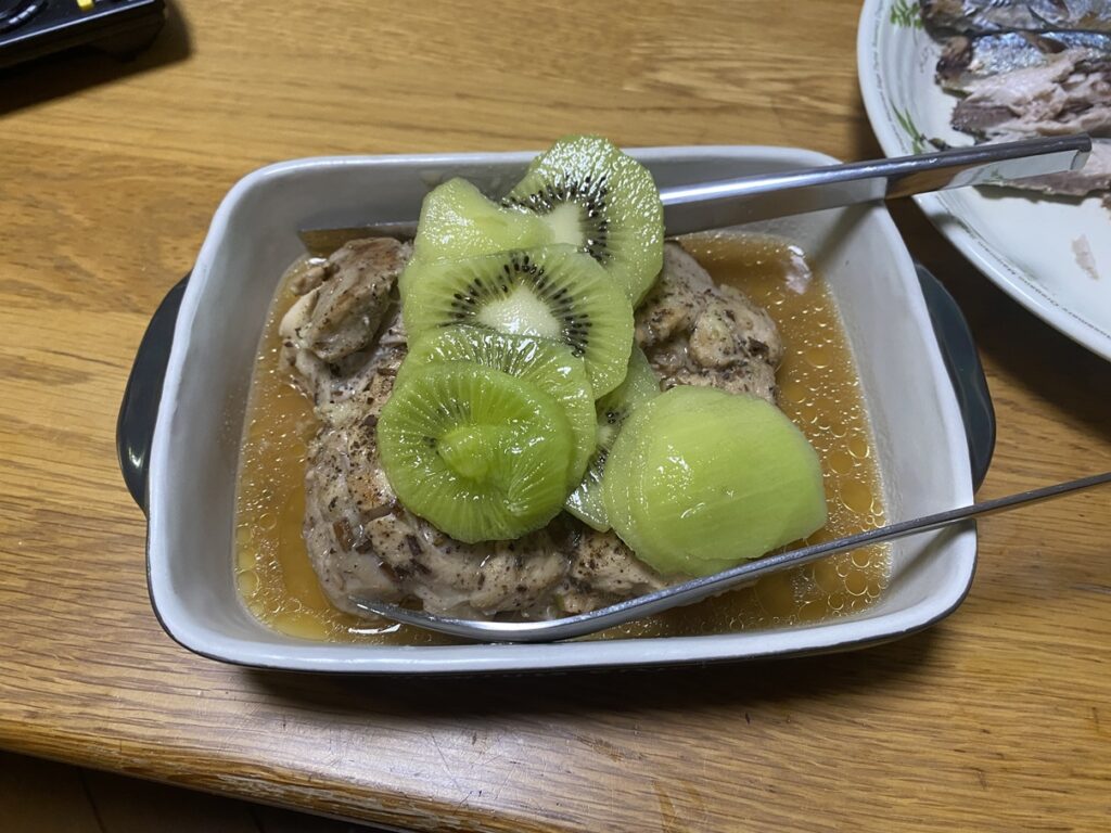 鶏もも肉を柔らかく煮込み、輪切りのキウイを添えたさっぱりヘルシーな一品。キウイの酵素が肉をやわらかくし、ビタミンCとたんぱく質を同時に摂れる「4毒抜き」メニュー。美容と疲労回復にも効果的な組み合わせ。