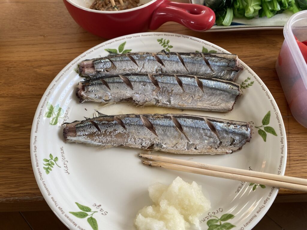 焼き目のついたサンマ3尾と大根おろしを添えた一皿。脂がのった秋の味覚をシンプルに楽しむ健康メニュー。