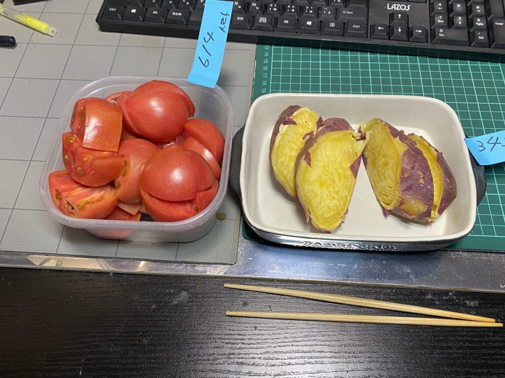 栄養満点の朝食メニュー。家庭菜園で採れた完熟トマトと、ホクホクに蒸したさつまいも。抗酸化作用のリコピンと食物繊維を豊富に含む、健康志向の60代男性の実践食。