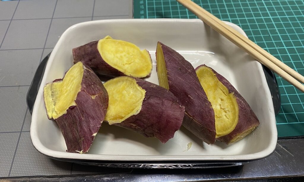 電子レンジで簡単調理した焼き芋。しっとり甘く、皮ごと食べられる栄養満点のさつまいも。抗酸化作用があるβカロテンや食物繊維が豊富で、ダイエット中にもおすすめの自然派スイーツ。