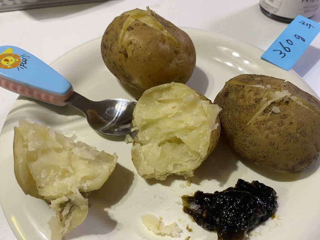 父親が届けてくれたジャガイモを蒸かして夕食に。
皮付きのままホクホクに仕上げ、海苔の佃煮を添えてシンプルに味わった。
メモには「360g」と記され、レコーディングダイエットの一環として記録した一枚。