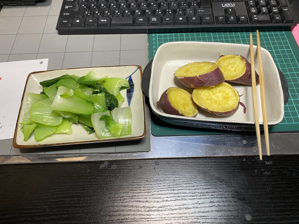 チンゲンサイのおひたしと蒸したサツマイモの夕食。低脂質・高食物繊維の健康メニューを机上で撮影。4毒抜き生活・レコーディングダイエット実践中の食事記録。