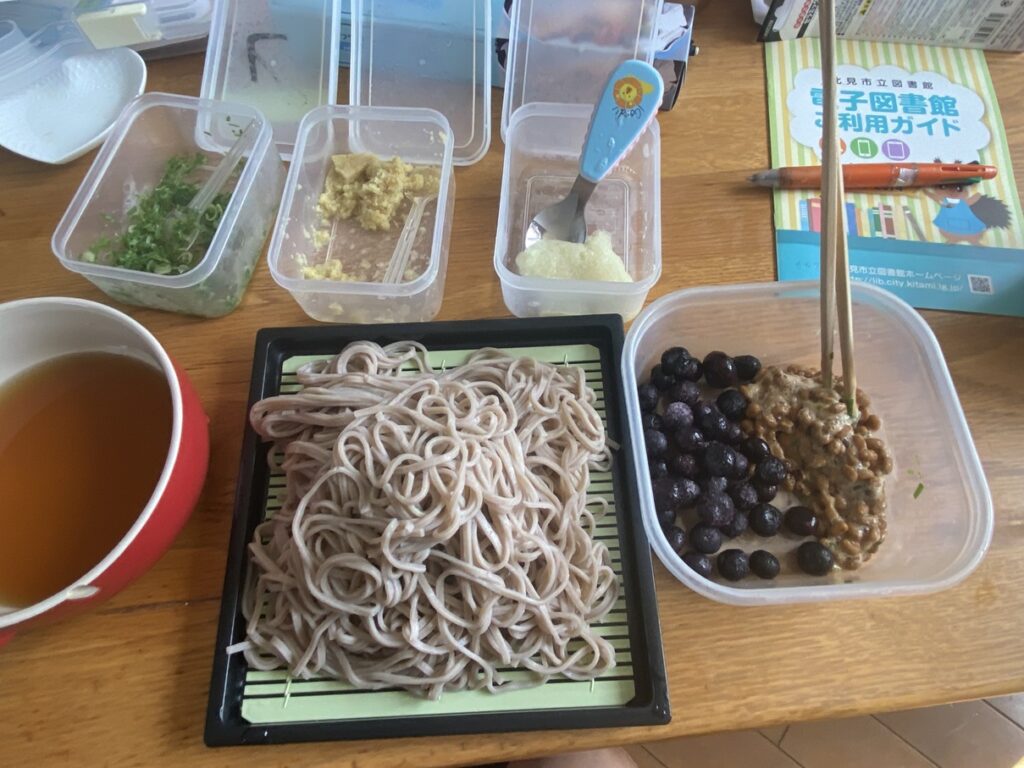 きねうち十割そばrと納豆とブルーベリー